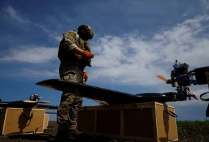 український військовий запускає безпілотний апарат