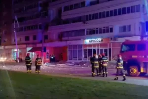 29 травня 2026 року в місті Галац (Румунія), неподалік від кордону з Україною, пожежники працюють біля будівлі, в яку влучив дрон