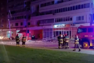 29 травня 2026 року в місті Галац (Румунія), неподалік від кордону з Україною, пожежники працюють біля будівлі, в яку влучив дрон