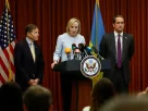 Джулі Девіс, тимчасово виконуюча обов'язки повіреної у справах США в Україні, виступає перед журналістами, а член Палати представників США Джим Хаймс (демократ від штату Коннектикут) і сенатор США Річард Блюменталь (демократ від штату Коннектикут) спостерігають за цим під час прес-конференції, що відбулася на тлі російського вторгнення в Україну, у Києві, Україна, 28 травня 2026 року