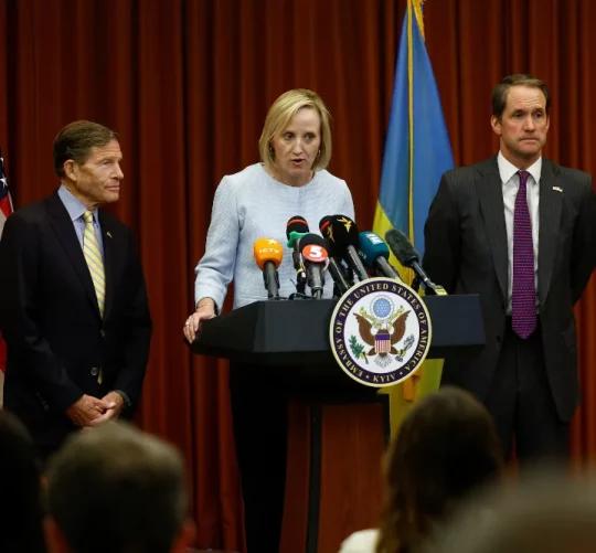 Джулі Девіс, тимчасово виконуюча обов'язки повіреної у справах США в Україні, виступає перед журналістами, а член Палати представників США Джим Хаймс (демократ від штату Коннектикут) і сенатор США Річард Блюменталь (демократ від штату Коннектикут) спостерігають за цим під час прес-конференції, що відбулася на тлі російського вторгнення в Україну, у Києві, Україна, 28 травня 2026 року