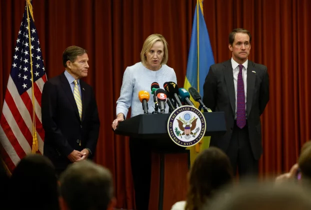 Джулі Девіс, тимчасово виконуюча обов'язки повіреної у справах США в Україні, виступає перед журналістами, а член Палати представників США Джим Хаймс (демократ від штату Коннектикут) і сенатор США Річард Блюменталь (демократ від штату Коннектикут) спостерігають за цим під час прес-конференції, що відбулася на тлі російського вторгнення в Україну, у Києві, Україна, 28 травня 2026 року