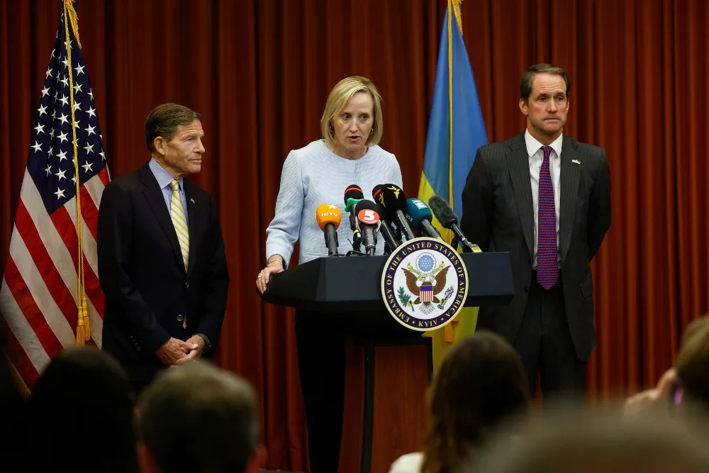 Джулі Девіс, тимчасово виконуюча обов'язки повіреної у справах США в Україні, виступає перед журналістами, а член Палати представників США Джим Хаймс (демократ від штату Коннектикут) і сенатор США Річард Блюменталь (демократ від штату Коннектикут) спостерігають за цим під час прес-конференції, що відбулася на тлі російського вторгнення в Україну, у Києві, Україна, 28 травня 2026 року