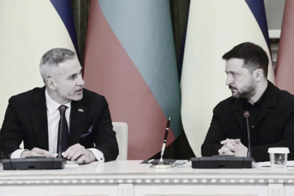 Виконуючий обов'язки прем'єр-міністра Болгаріх Андрій Гюров, та президент України Володимир Зеленський