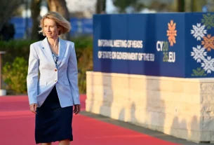 Верховна представниця ЄС і віце-президентка з питань закордонних справ і політики безпеки Кая Каллас виходить по прибуттю напередодні неформального засідання Європейської ради в Айя-Напі 23 квітня 2026 року