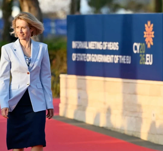 Верховна представниця ЄС і віце-президентка з питань закордонних справ і політики безпеки Кая Каллас виходить по прибуттю напередодні неформального засідання Європейської ради в Айя-Напі 23 квітня 2026 року