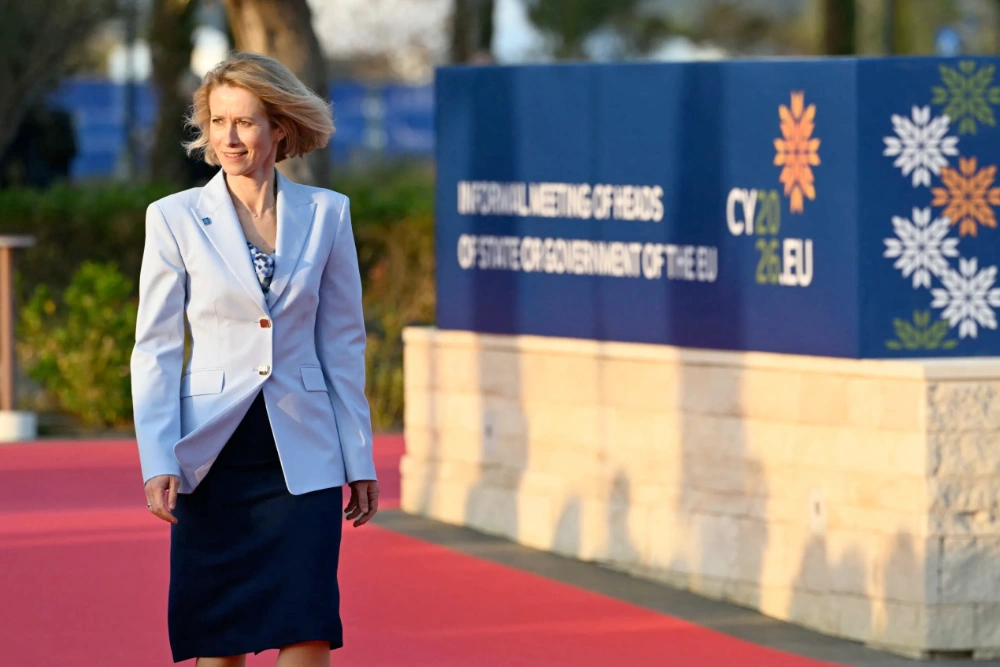 Верховна представниця ЄС і віце-президентка з питань закордонних справ і політики безпеки Кая Каллас виходить по прибуттю напередодні неформального засідання Європейської ради в Айя-Напі 23 квітня 2026 року