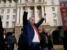 Делян Пеєвський вітає прихильників у Софії, Болгарія, у 2024 році. Для своїх критиків пан Пеєвський став уособленням невдачі Болгарії у створенні правової держави.