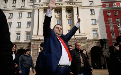 Делян Пеєвський вітає прихильників у Софії, Болгарія, у 2024 році. Для своїх критиків пан Пеєвський став уособленням невдачі Болгарії у створенні правової держави.
