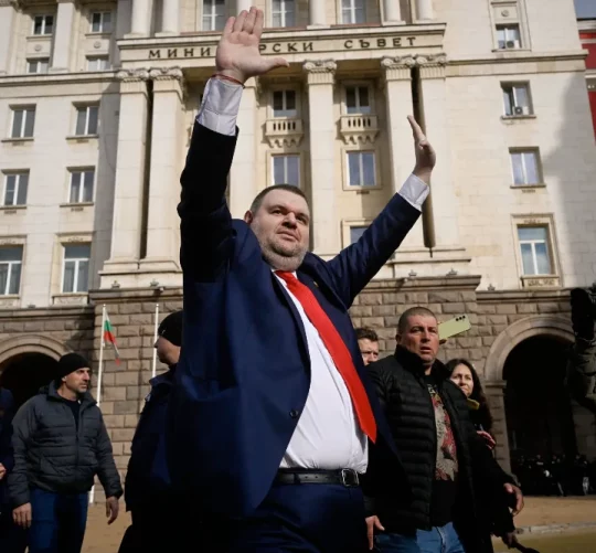 Делян Пеєвський вітає прихильників у Софії, Болгарія, у 2024 році. Для своїх критиків пан Пеєвський став уособленням невдачі Болгарії у створенні правової держави.