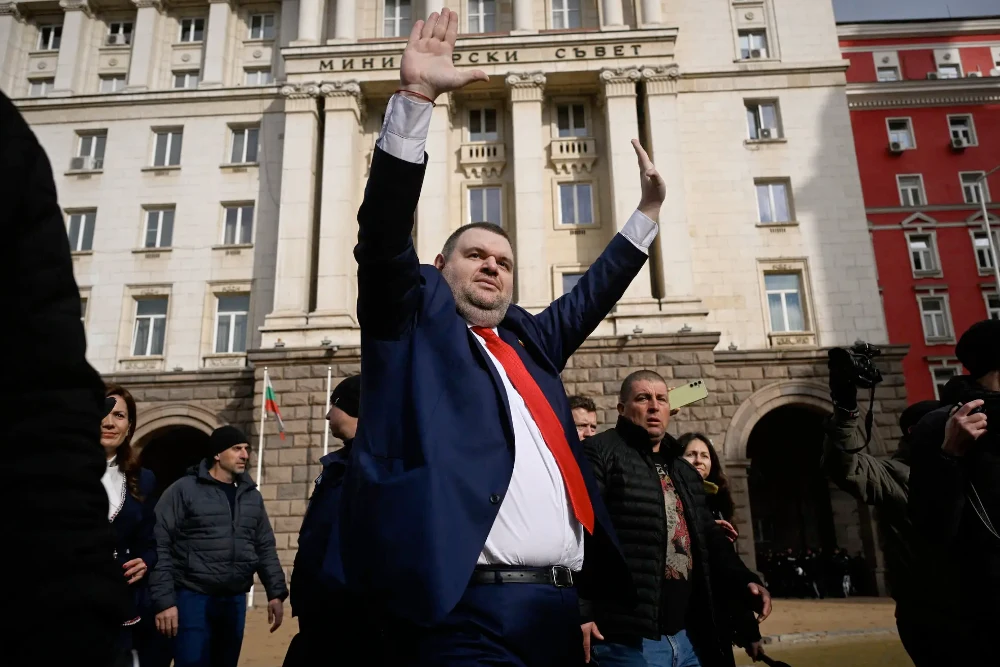 Делян Пеєвський вітає прихильників у Софії, Болгарія, у 2024 році. Для своїх критиків пан Пеєвський став уособленням невдачі Болгарії у створенні правової держави.