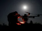 військові налаштовують запуск дрона уночі