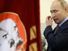 Володимир Путін проходить біля прапорів з фото Леніна та Сталіна