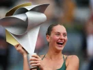 Марта Костюк з України святкує трофей після перемоги у фінальній грі на Відкритому чемпіонаті Мадрида з тенісу в Іспанії, у суботу, 2 травня 2026 року