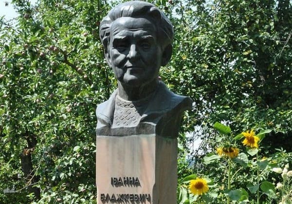 Пам'ятник Іванні Блажкевич у Денисові