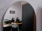 У січні слідчі з розслідування воєнних злочинів з української громадської організації «Truth Hounds» опитали жінку в офісі в місті Ізюм