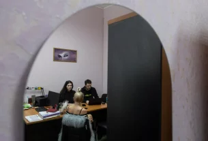 У січні слідчі з розслідування воєнних злочинів з української громадської організації «Truth Hounds» опитали жінку в офісі в місті Ізюм