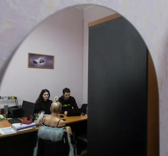 У січні слідчі з розслідування воєнних злочинів з української громадської організації «Truth Hounds» опитали жінку в офісі в місті Ізюм
