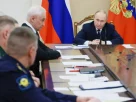Президент Росії Володимир Путін (праворуч) відвідує зустріч із високопоставленими військовими офіцерами, поки міністр оборони Росії Андрій Бєлоусов, четвертий ліворуч, сидить біля Кремля в Москві, Росія, 29 грудня 2025 року