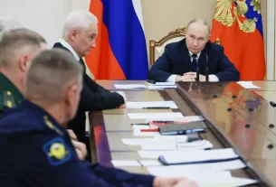 Президент Росії Володимир Путін (праворуч) відвідує зустріч із високопоставленими військовими офіцерами, поки міністр оборони Росії Андрій Бєлоусов, четвертий ліворуч, сидить біля Кремля в Москві, Росія, 29 грудня 2025 року