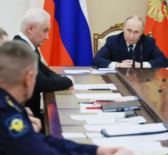 Президент Росії Володимир Путін (праворуч) відвідує зустріч із високопоставленими військовими офіцерами, поки міністр оборони Росії Андрій Бєлоусов, четвертий ліворуч, сидить біля Кремля в Москві, Росія, 29 грудня 2025 року