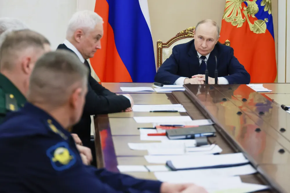 Президент Росії Володимир Путін (праворуч) відвідує зустріч із високопоставленими військовими офіцерами, поки міністр оборони Росії Андрій Бєлоусов, четвертий ліворуч, сидить біля Кремля в Москві, Росія, 29 грудня 2025 року