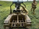 Українські військовослужбовці готуються до навчань із бойовим наземним дроном під час тренувань на полігоні в Харківській області, Україна, 24 травня 2026 року