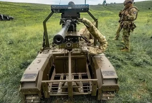 Українські військовослужбовці готуються до навчань із бойовим наземним дроном під час тренувань на полігоні в Харківській області, Україна, 24 травня 2026 року