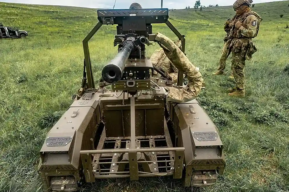 Українські військовослужбовці готуються до навчань із бойовим наземним дроном під час тренувань на полігоні в Харківській області, Україна, 24 травня 2026 року