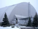 Захисна оболонка, яка захищає залишки 4-го реактора та утримує радіацію на території колишньої Чорнобильської АЕС після атаки безпілотника в лютому 2025 року