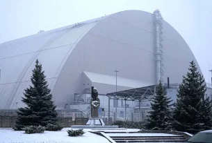Захисна оболонка, яка захищає залишки 4-го реактора та утримує радіацію на території колишньої Чорнобильської АЕС після атаки безпілотника в лютому 2025 року