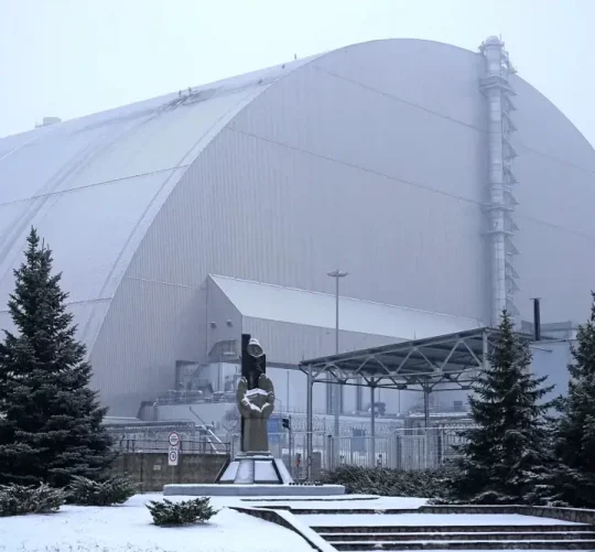Захисна оболонка, яка захищає залишки 4-го реактора та утримує радіацію на території колишньої Чорнобильської АЕС після атаки безпілотника в лютому 2025 року