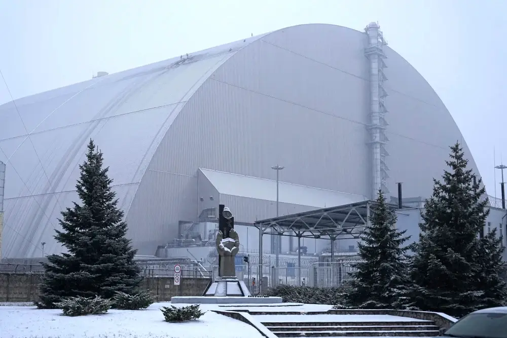 Захисна оболонка, яка захищає залишки 4-го реактора та утримує радіацію на території колишньої Чорнобильської АЕС після атаки безпілотника в лютому 2025 року