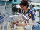 Медсестра Вікторія Богданова змінює підгузок недоношеній немовляті в інкубаторі з регульованою температурою в регіональному перинатальному центрі Запоріжжа, Україна, середа, 6 травня 2026 року