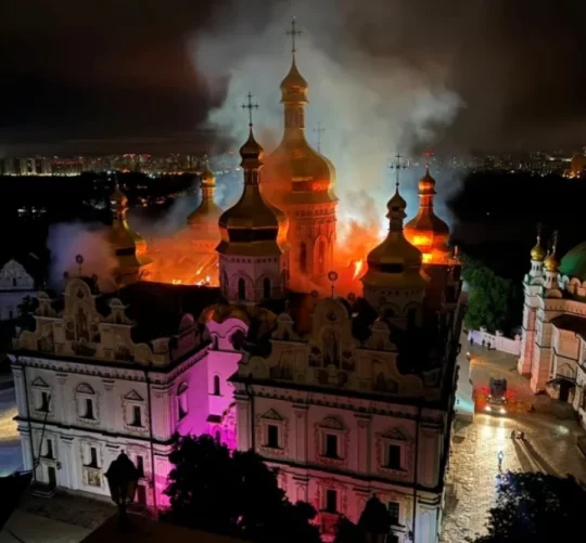 пожежа після обстрілу Києва Росією у Успенський Києво-Печерській Лаврі