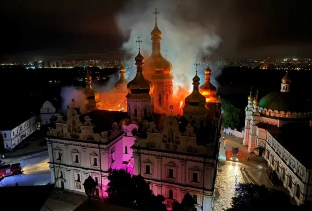 пожежа після обстрілу Києва Росією у Успенський Києво-Печерській Лаврі
