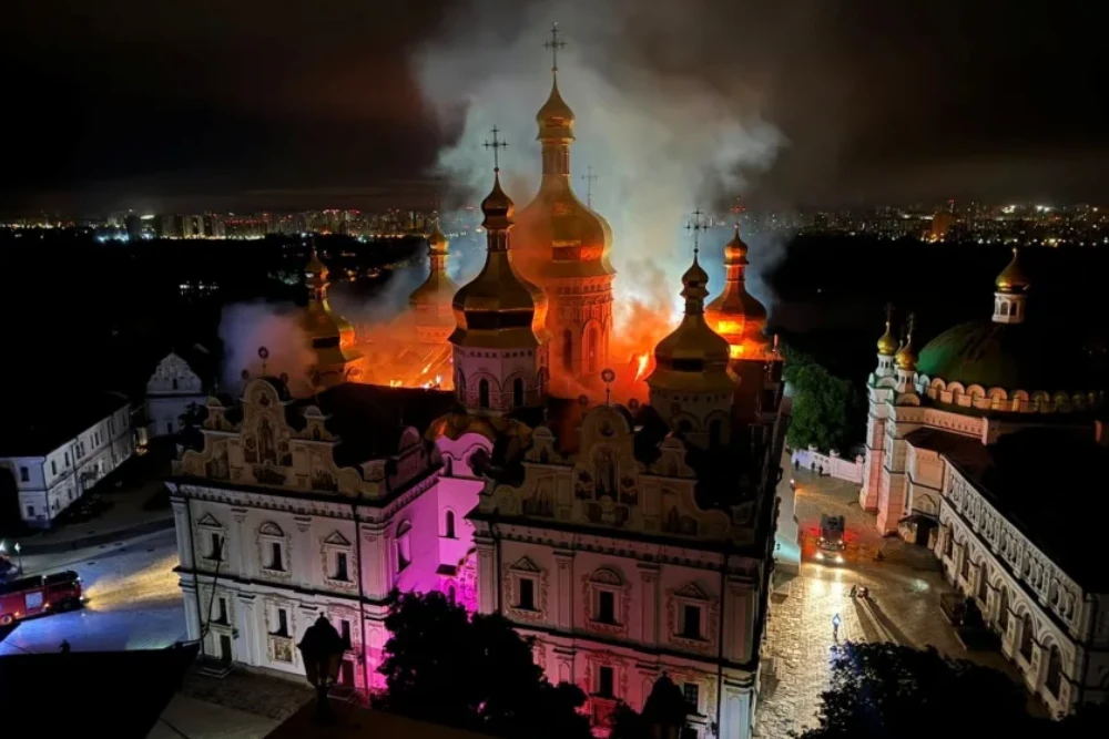 пожежа після обстрілу Києва Росією у Успенській Києво-Печерській Лаврі