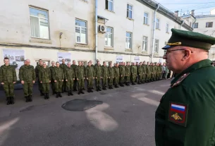 Новобранці російської армії у петербурзькому центрі набору на військову службу