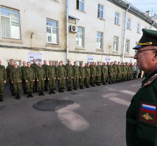 Новобранці російської армії у петербурзькому центрі набору на військову службу