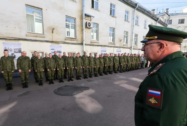 Новобранці російської армії у петербурзькому центрі набору на військову службу