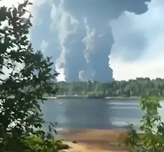 Дим, що піднімається над заводом «Азот» у Тулі