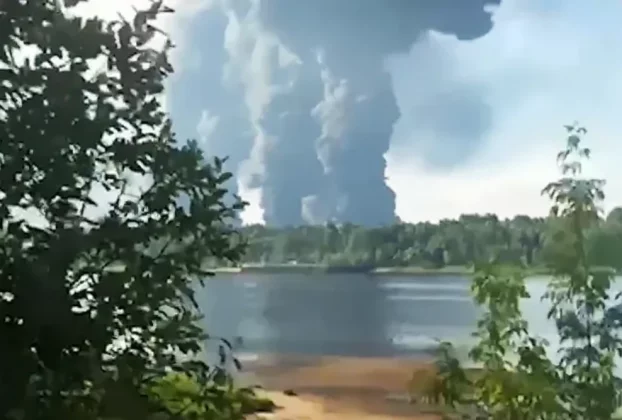 Дим, що піднімається над заводом «Азот» у Тулі