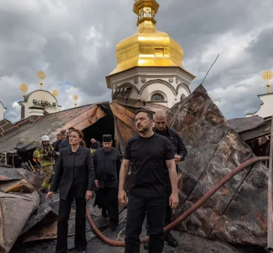 Президент України Володимир Зеленський та прем'єр-міністр України Юлія Свириденко відвідують Успенський собор Києво-Печерської лаври, який зазнав пошкоджень під час російських обстрелів