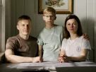 Микола (ліворуч) і Таміла Вашчук із сином у їхньому будинку в Бей-Віллідж, Огайо, 19 червня 2026