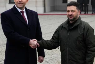 польський та український президенти тиснуть один одному руки