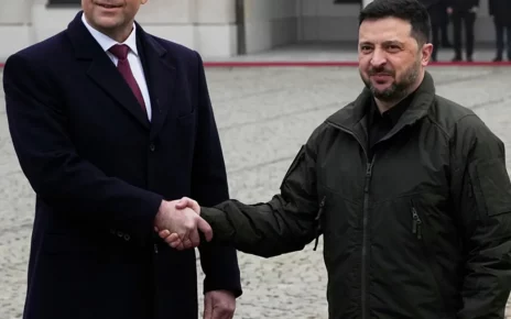 польський та український президенти тиснуть один одному руки