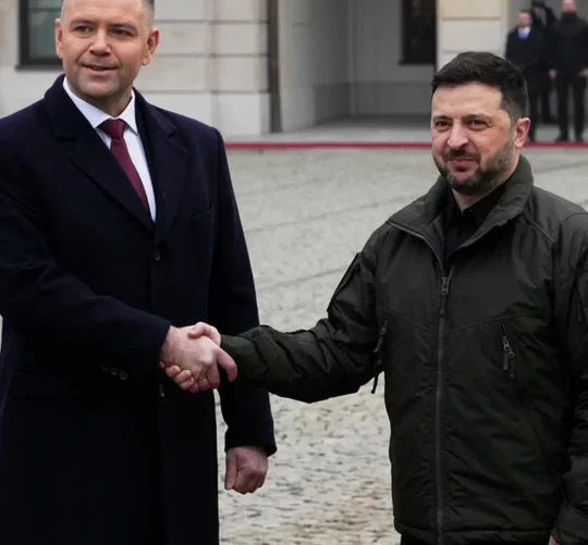 польський та український президенти тиснуть один одному руки