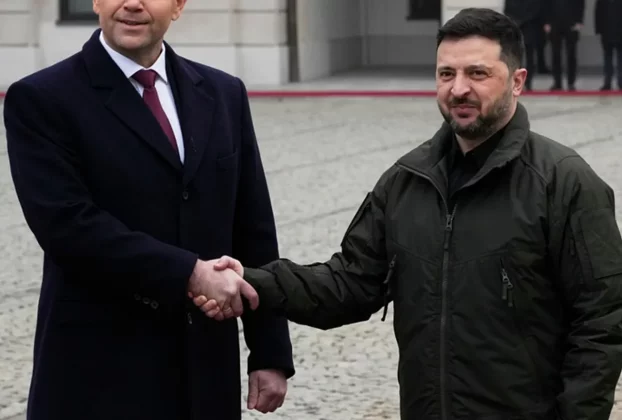 польський та український президенти тиснуть один одному руки
