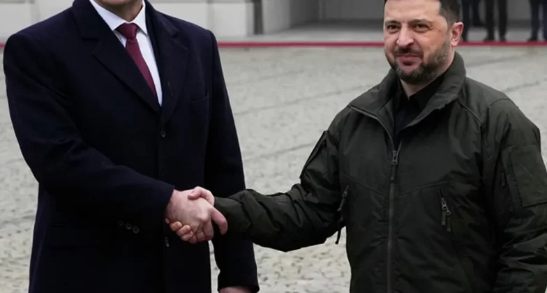 польський та український президенти тиснуть один одному руки