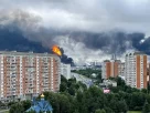 Дим після атак українських дронів на нафтопереробний завод на околиці Москви
